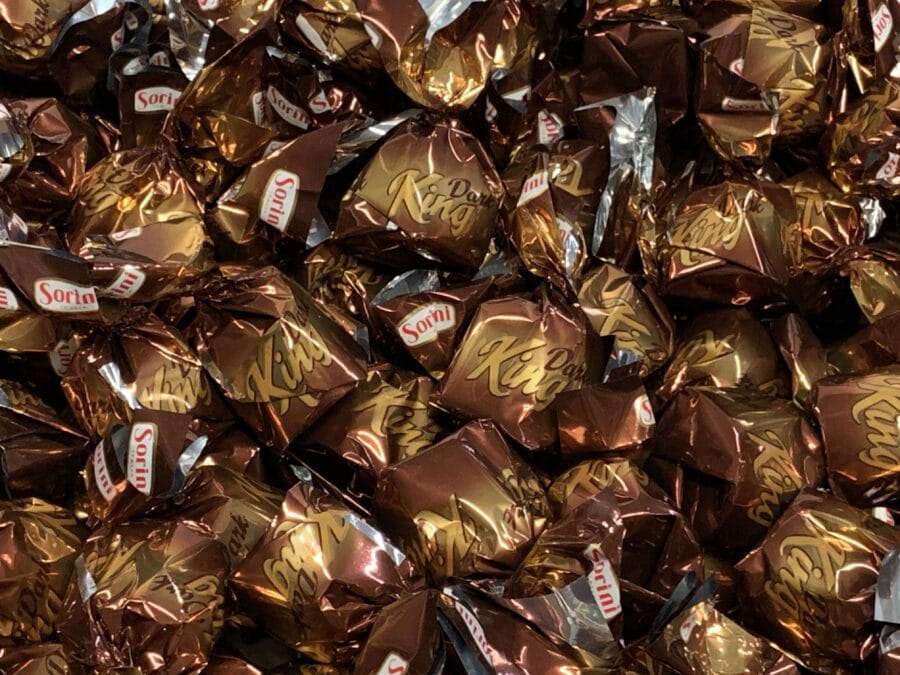 Dark King Konvehti - yksittäipakattu tummasuklaakonvehti suklaakreemi täyte sokeroitu kaakaopapu - Karkkikuja