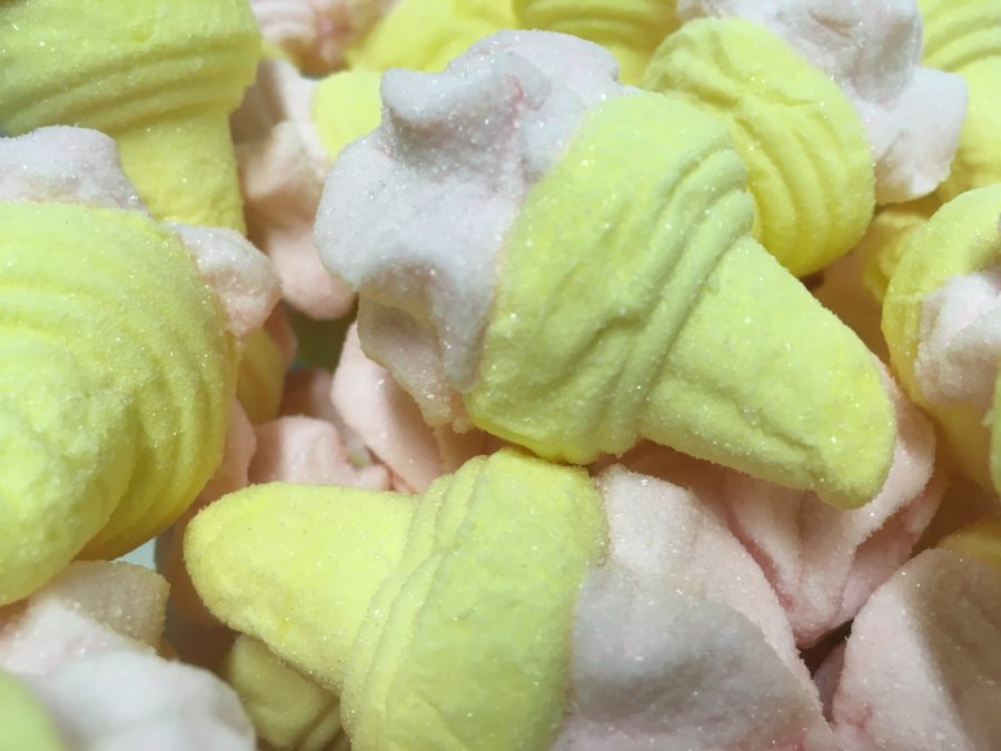 Vaahtojäätelö - värikäs sokeroitu pehmeä vaahtokarkki - Karkkikuja