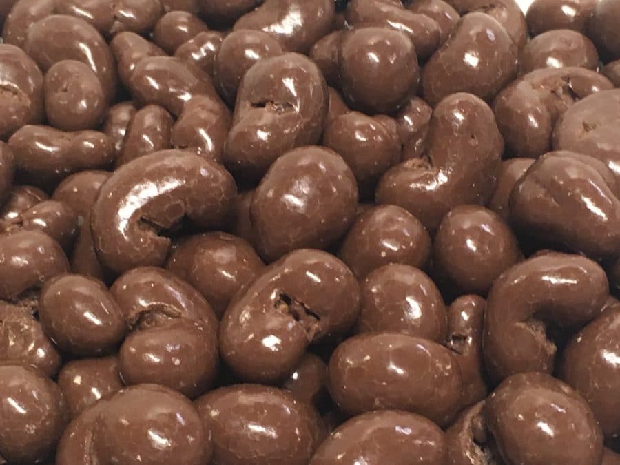 SuklaaCashew - maitosuklaakuorrutettu pähkinä -Karkkikuja